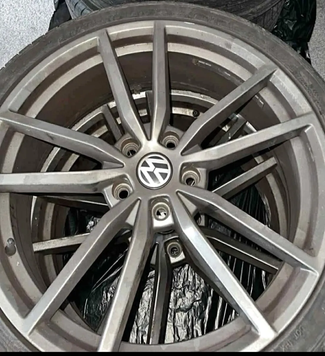 BMW/VW/GOLF/CADDY 18 G30 ALLOYS / VGOOD TYRES - Image 2