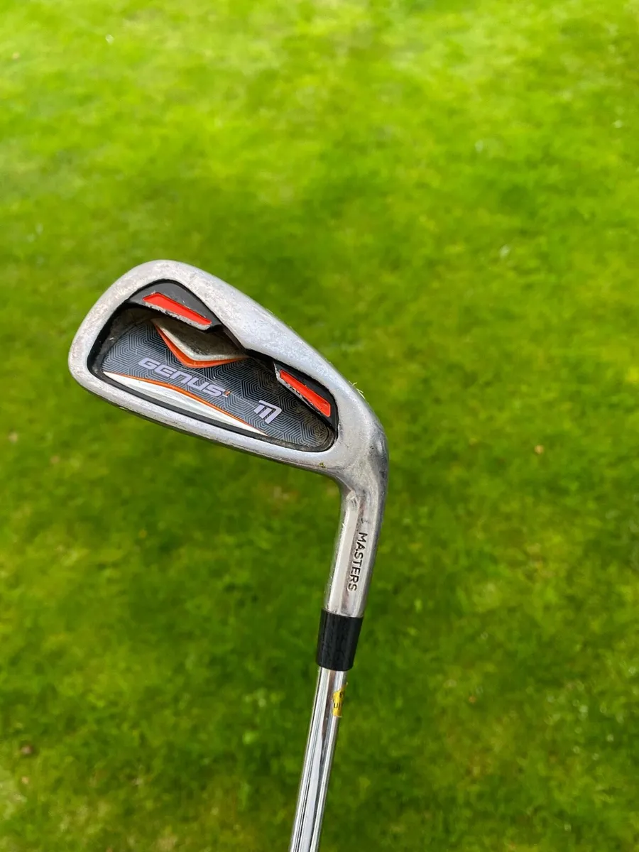 Golf pitching wedge and 7 iron - Image 1