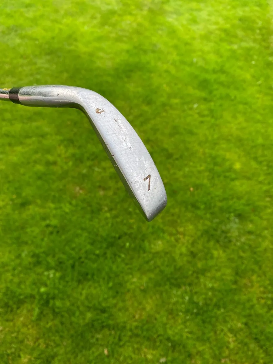 Golf pitching wedge and 7 iron - Image 2