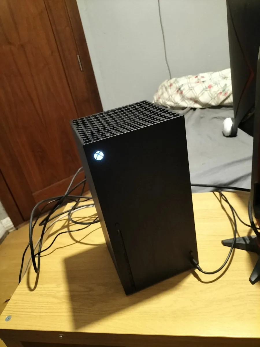 Xbox series X with original controller - Image 2