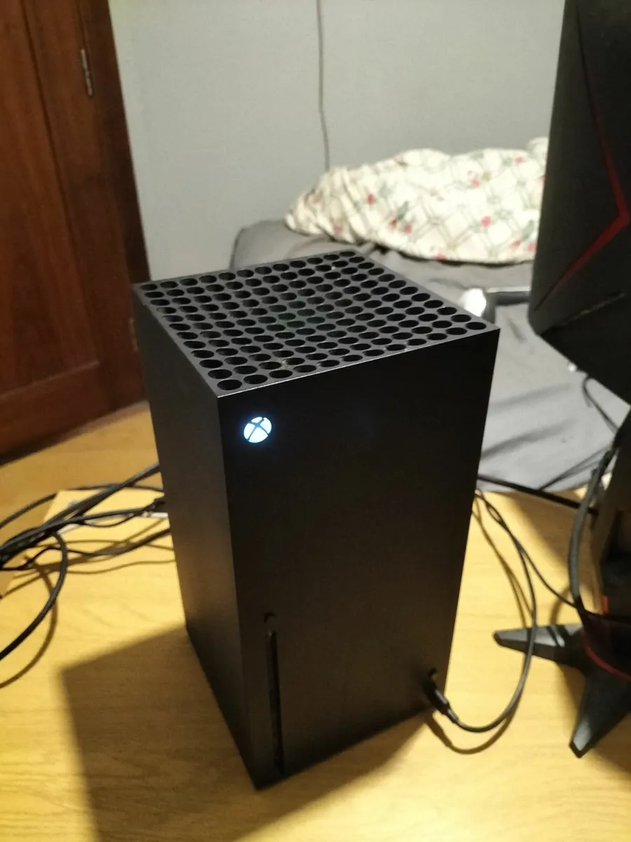Xbox series X with original controller - Image 1