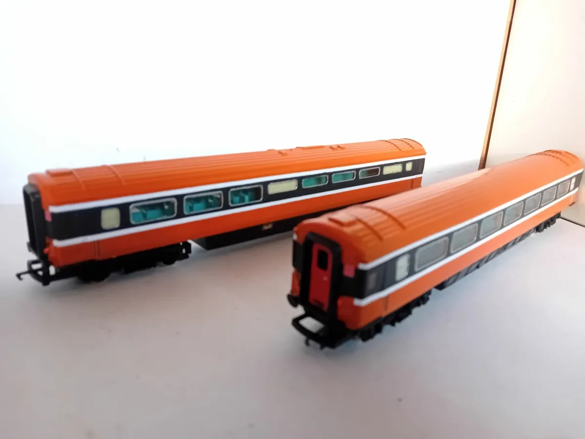 MODEL  RAILWAY  IRISH  MK 3  COACHES - Image 1