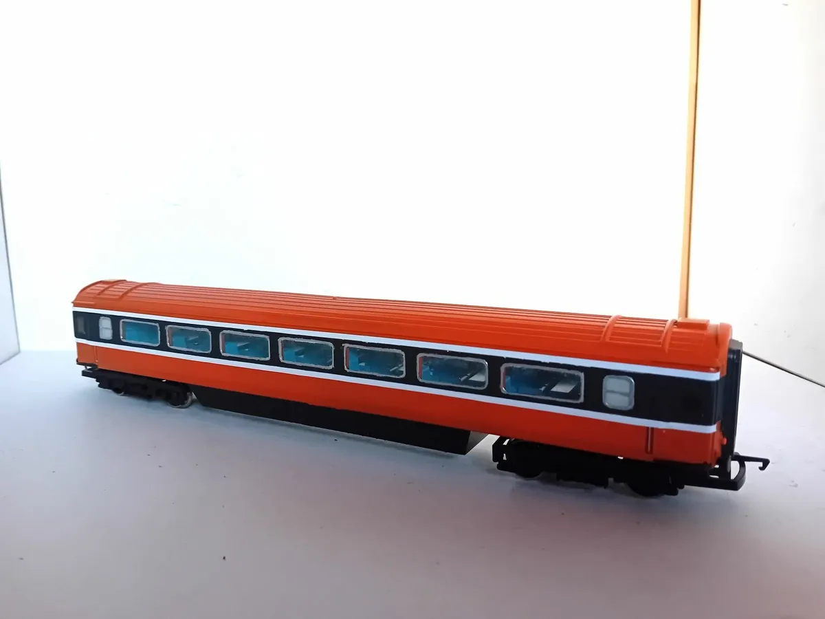 MODEL  RAILWAY  IRISH  MK 3  COACHES - Image 2
