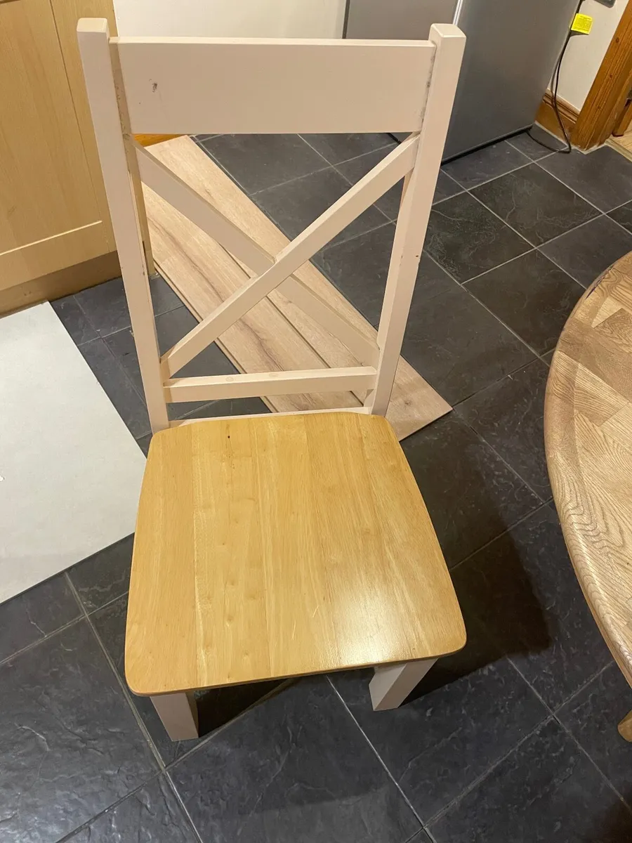 Table and chairs - Image 1