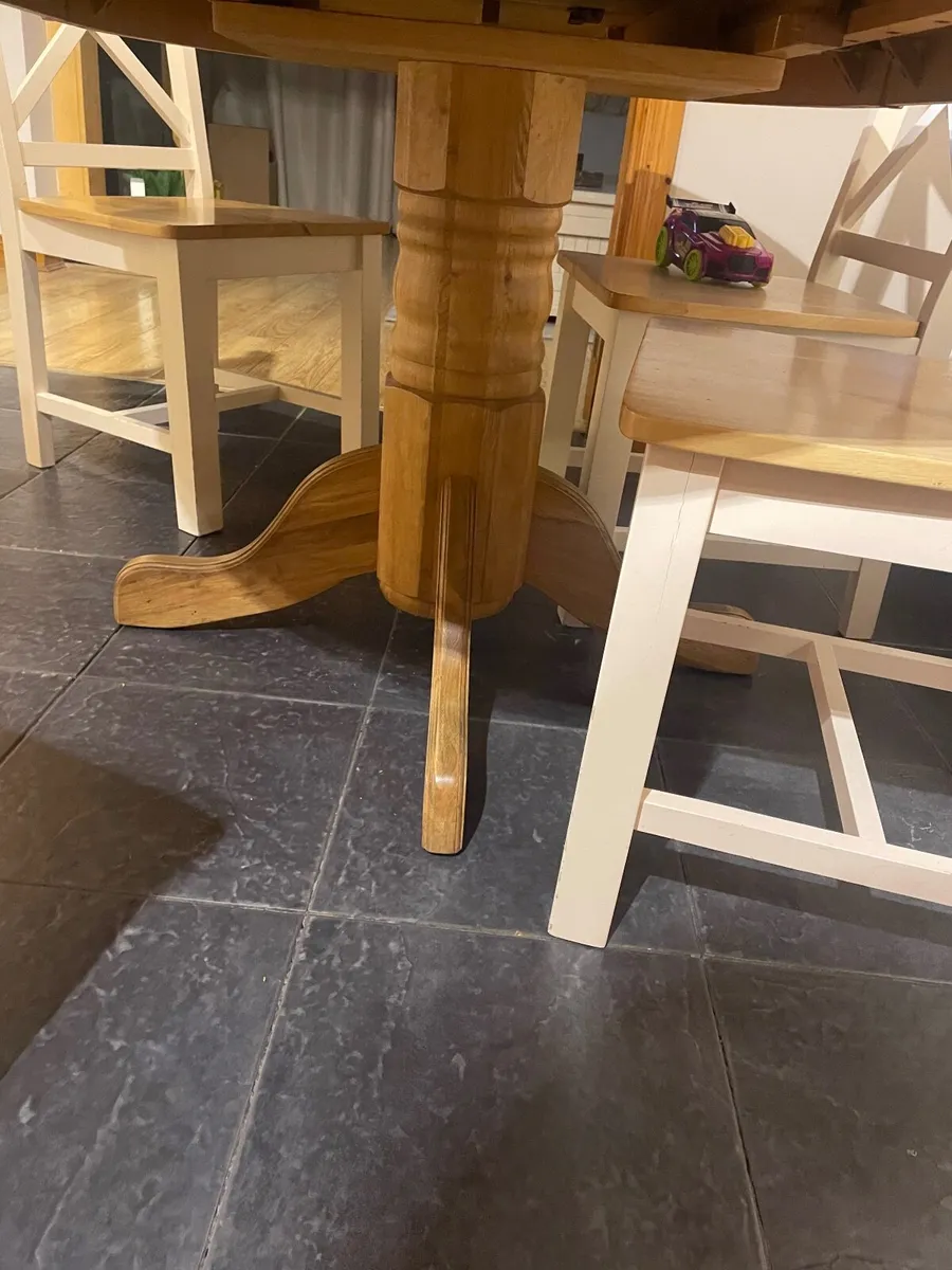 Table and chairs - Image 2
