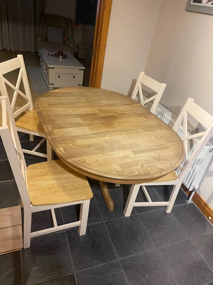Table and chairs - Image 3