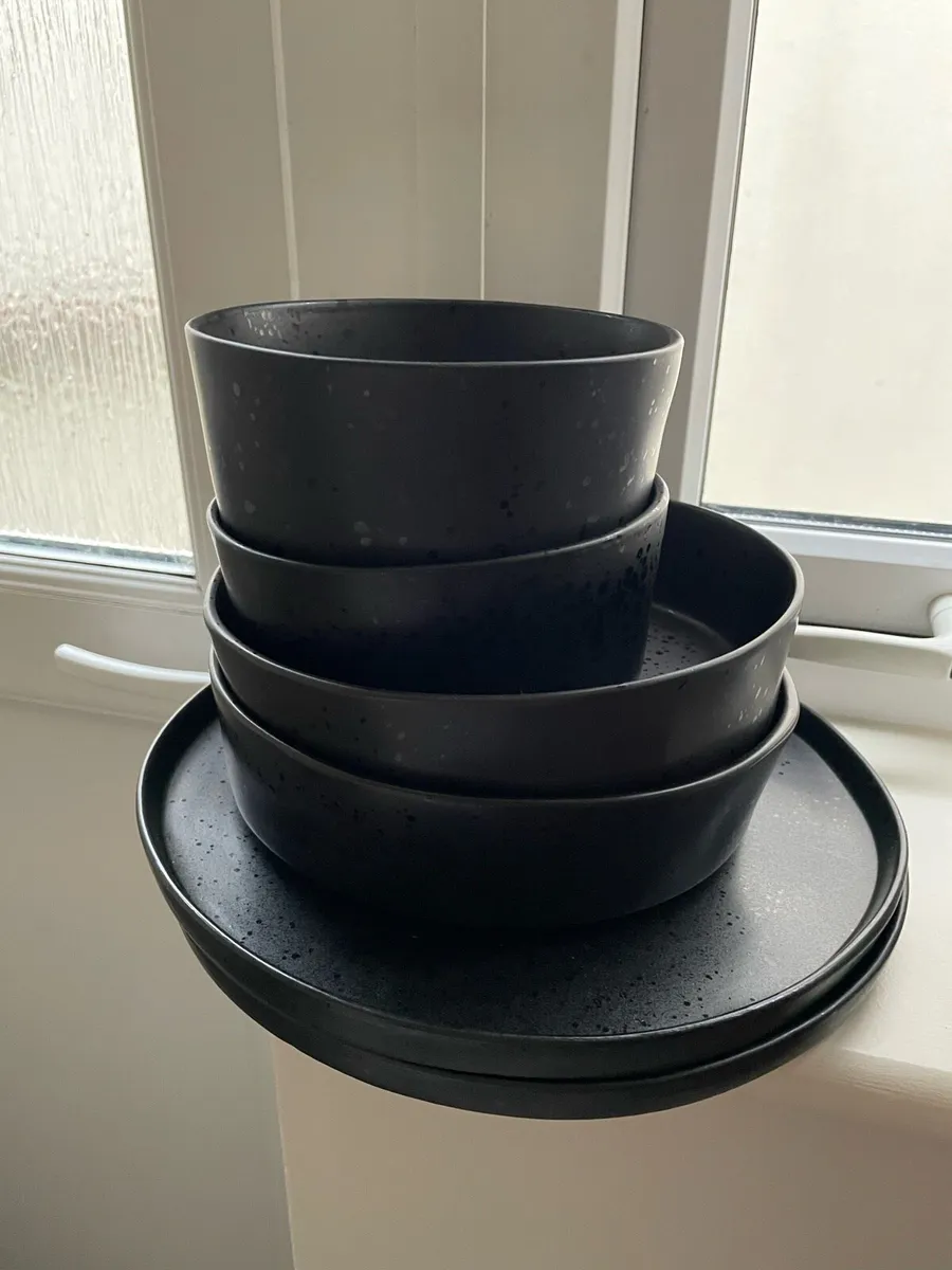 Plates and bowls - Image 1