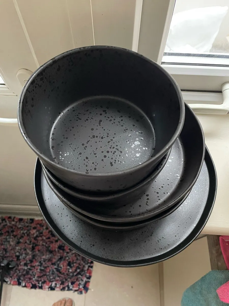 Plates and bowls - Image 2