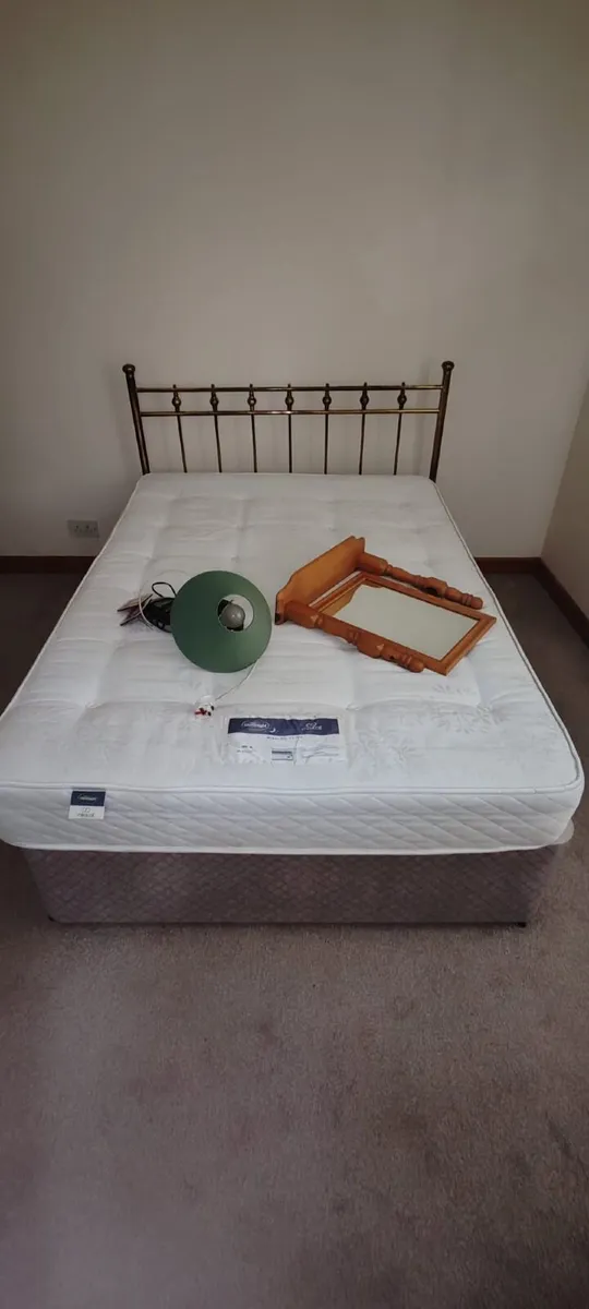 House contents bed table couch mirror - Image 1