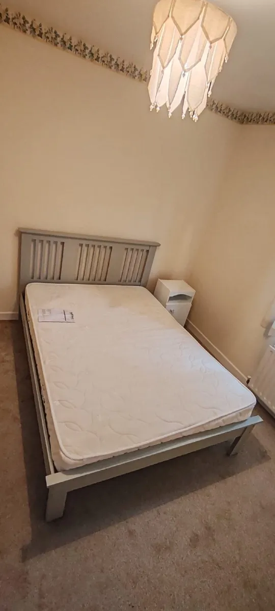 House contents bed table couch mirror - Image 2