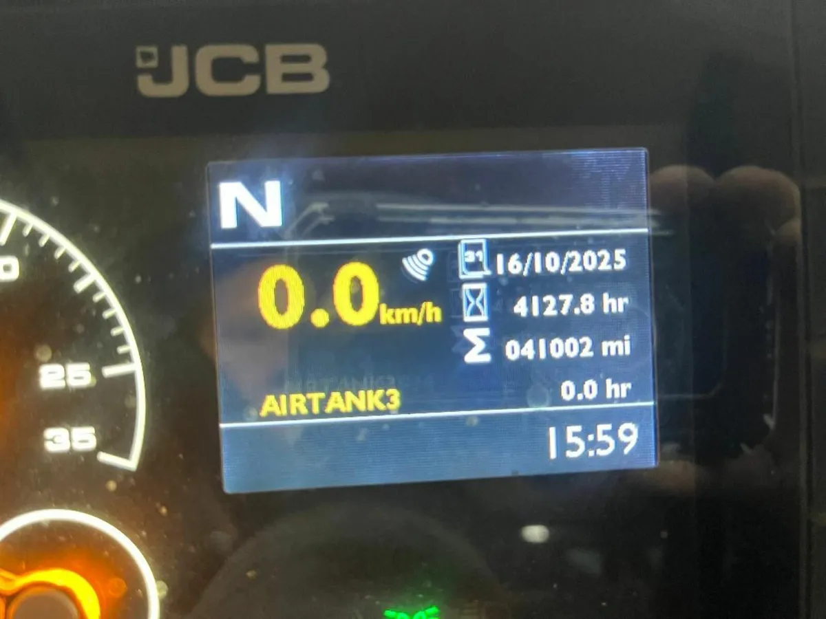 JCB Fastrac 4220 @  Russell Fastracc Lrd - Image 3