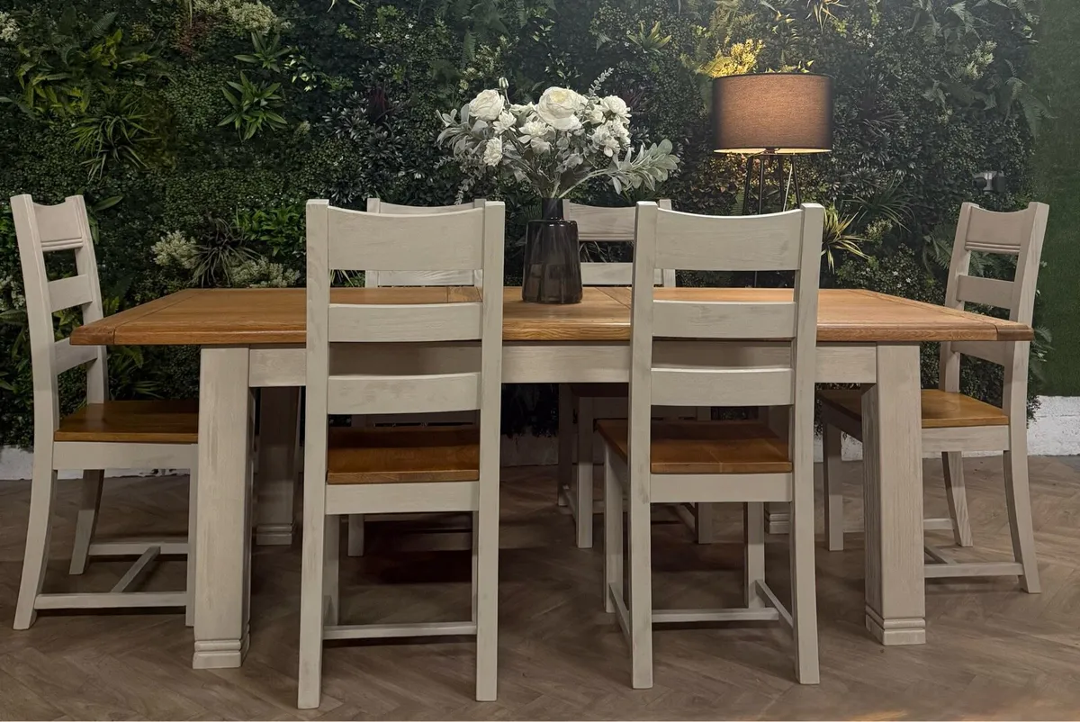 Extending oak kitchen table & 6 chairs/dining set - Image 1