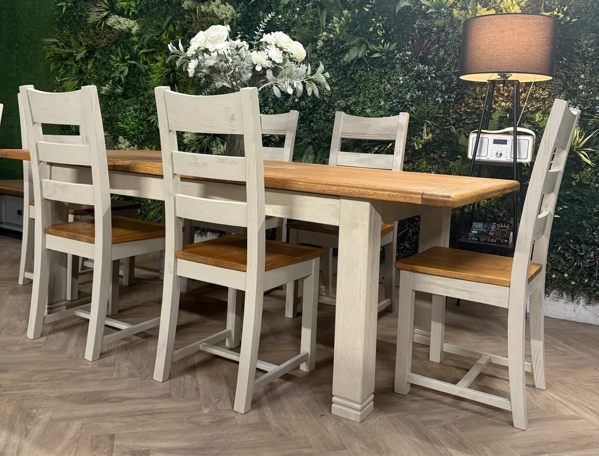 Extending oak kitchen table & 6 chairs/dining set - Image 2