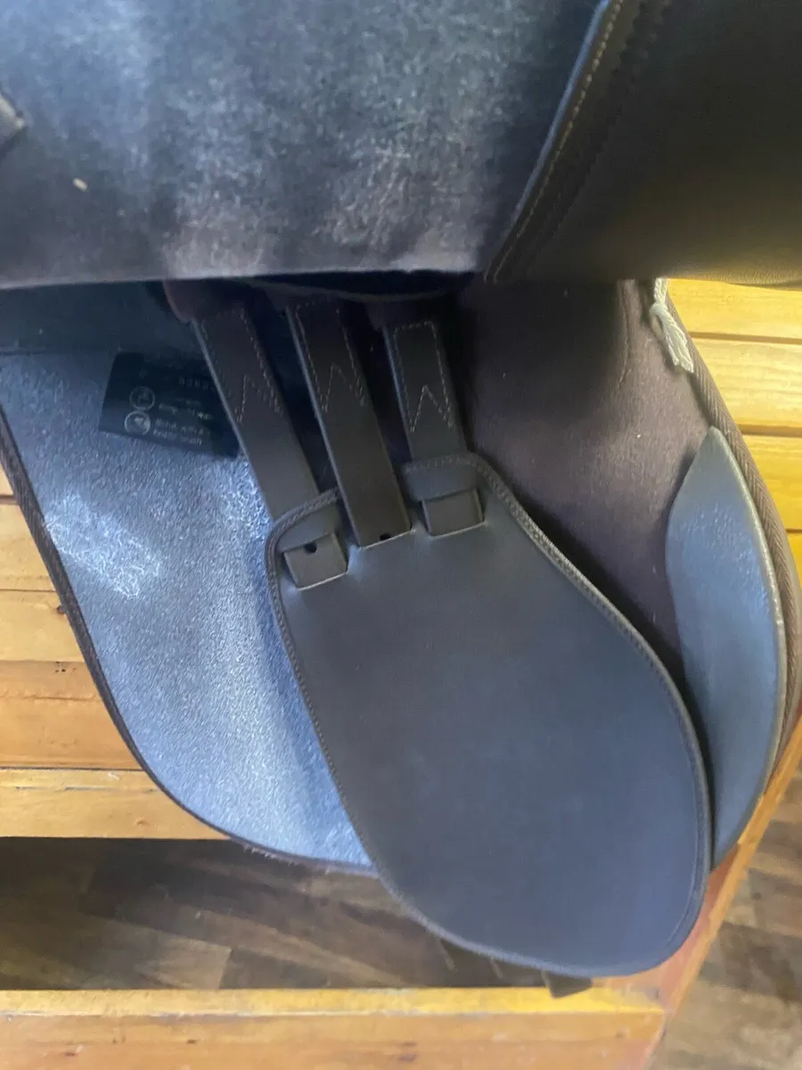 18” brown Wintec adjustable saddle - Image 3