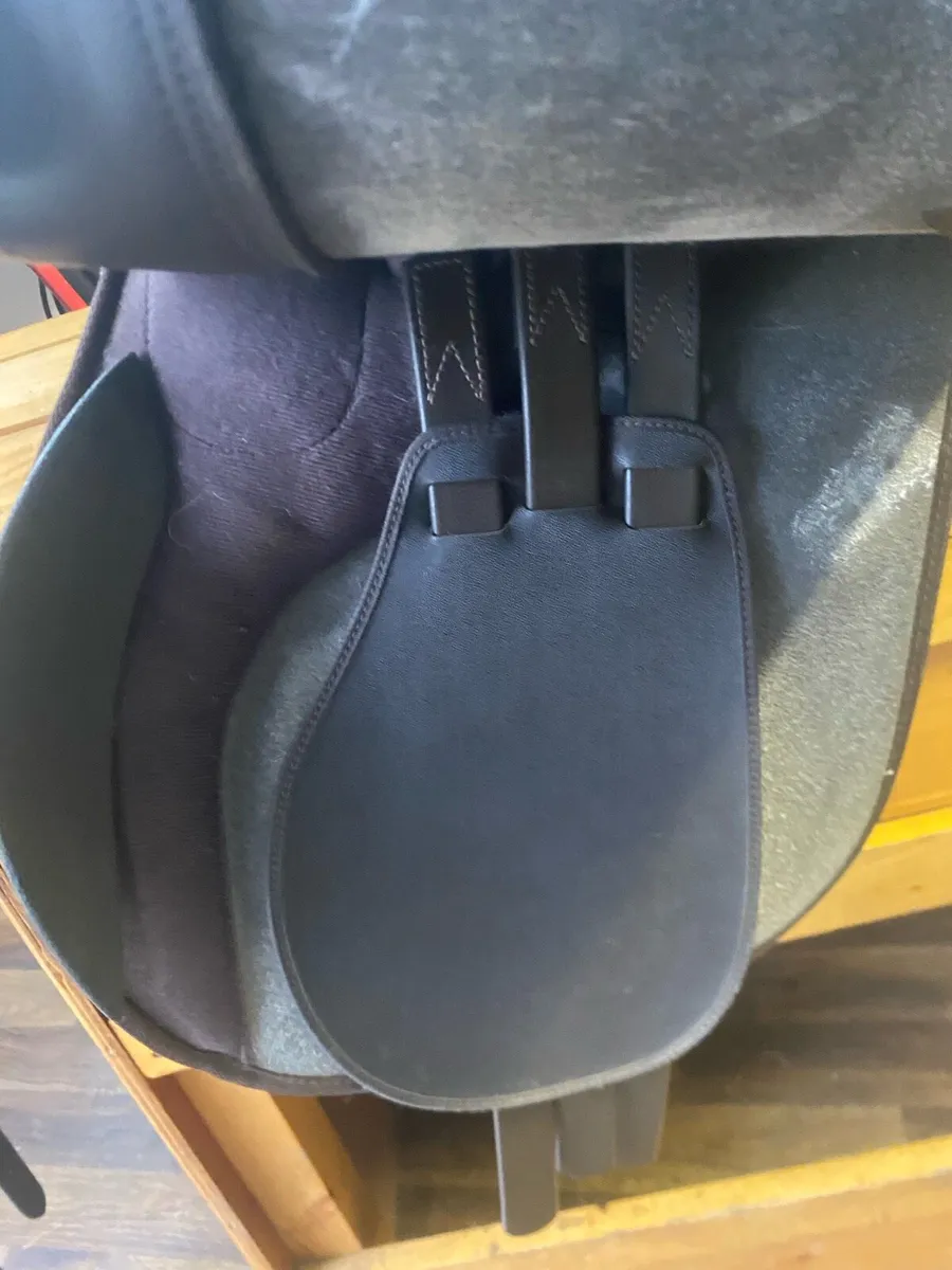 18” brown Wintec adjustable saddle - Image 4