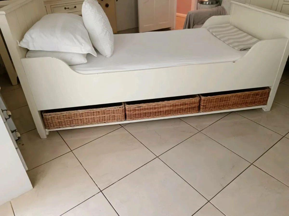 Single bed with mattress - Image 1