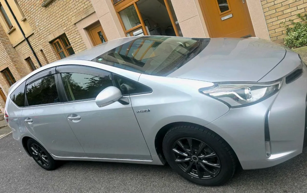 Toyota prius alpha - Image 2