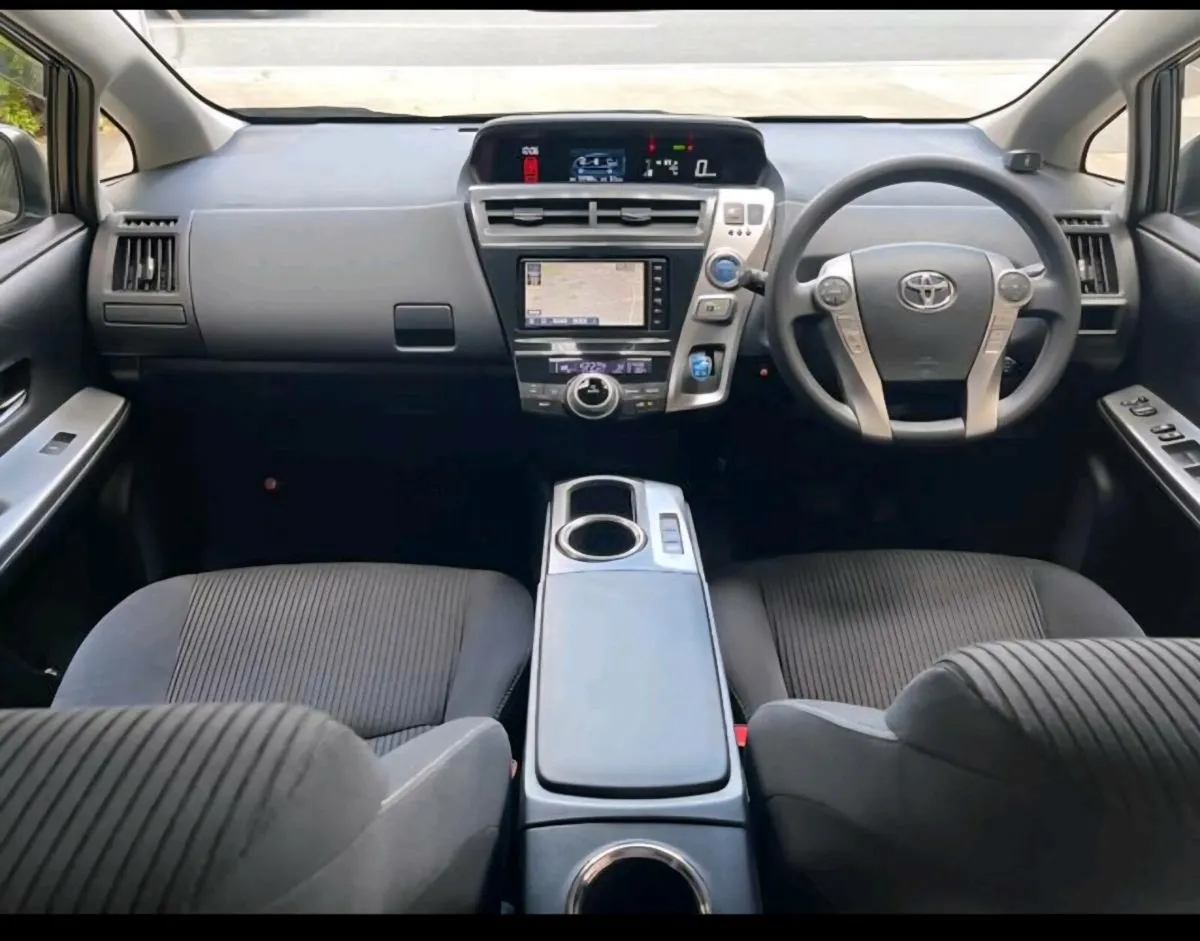 Toyota prius alpha - Image 3