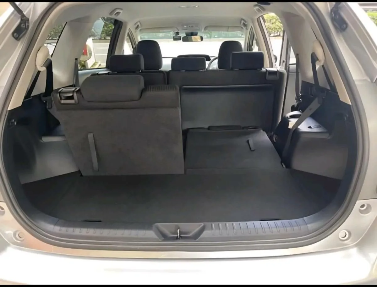 Toyota prius alpha - Image 4