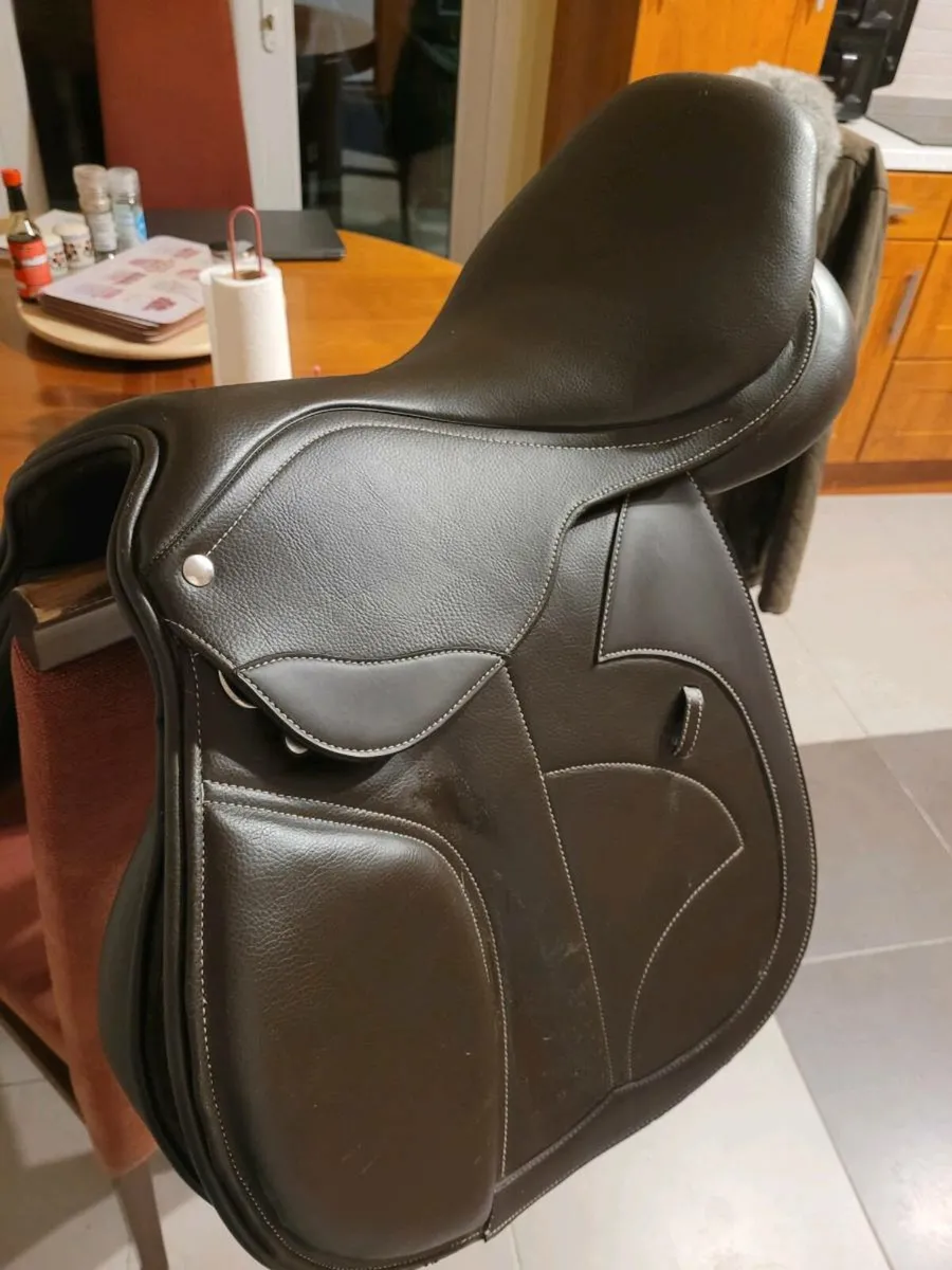 17.5 Inch Mediun width Dark Brown Saddle - Image 1