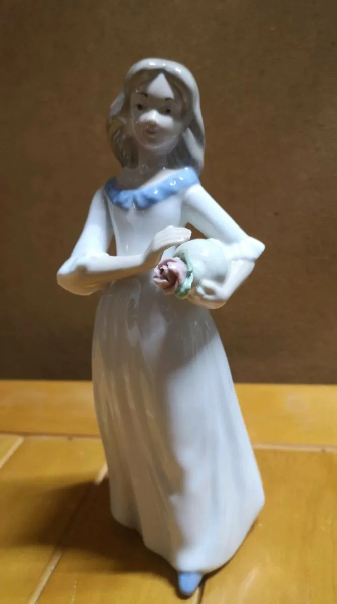 Figurine - Image 1
