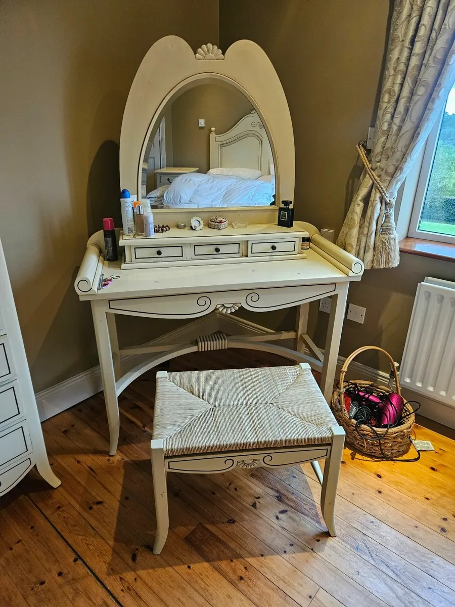 dressing table
