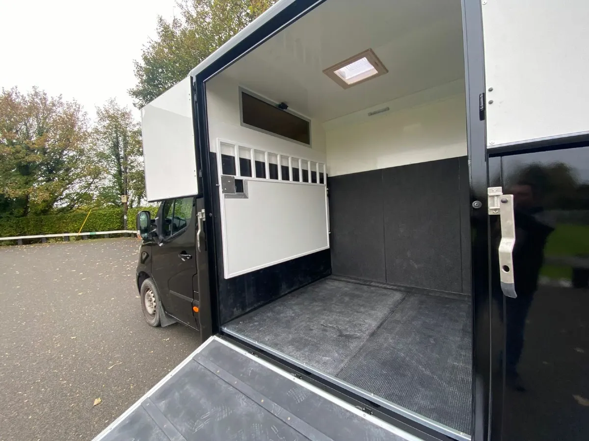 2 horse van Renault Master  2016 - Image 1