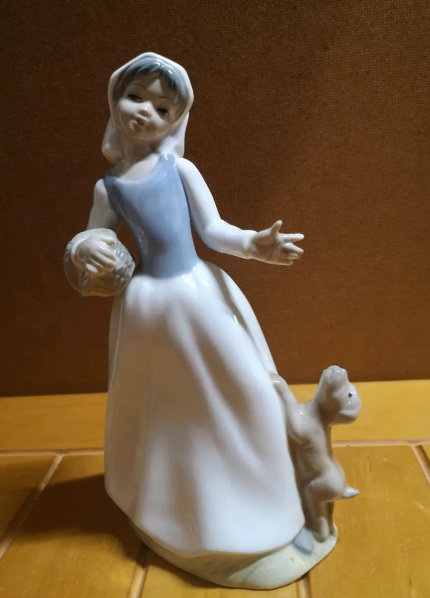 Figurine - Image 1