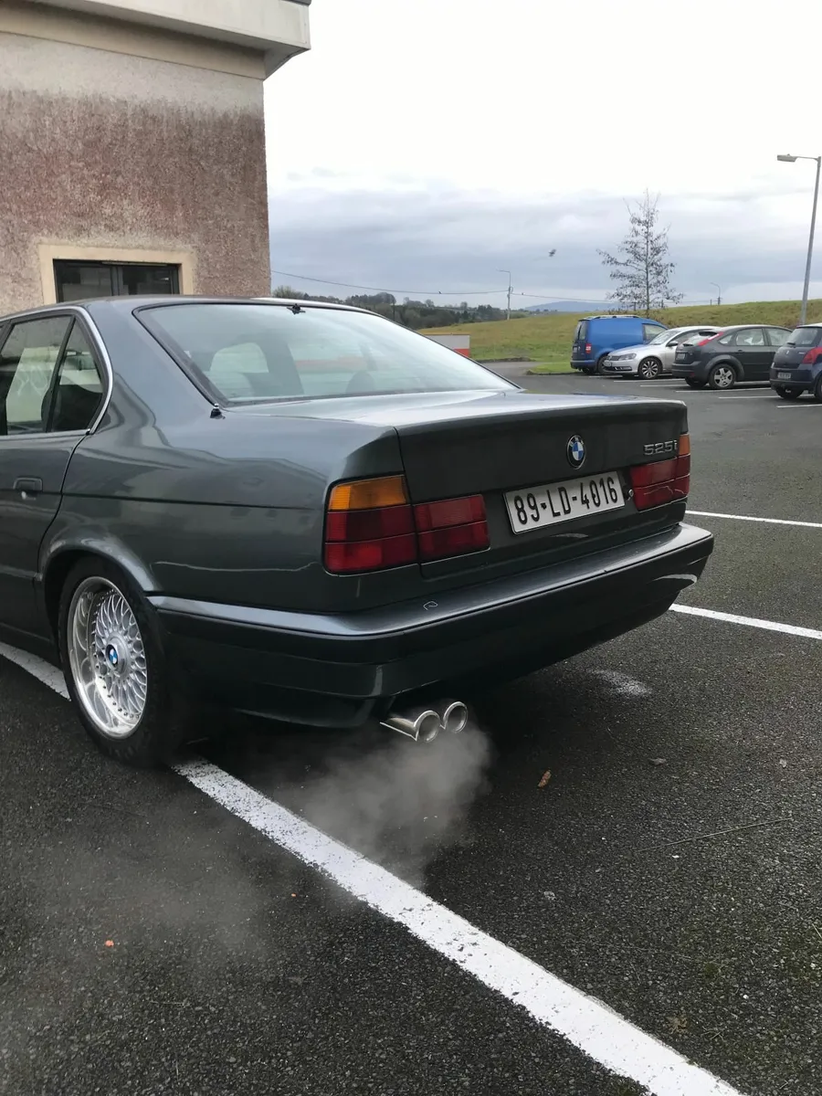 BMW 5-Series 1989 - Image 2