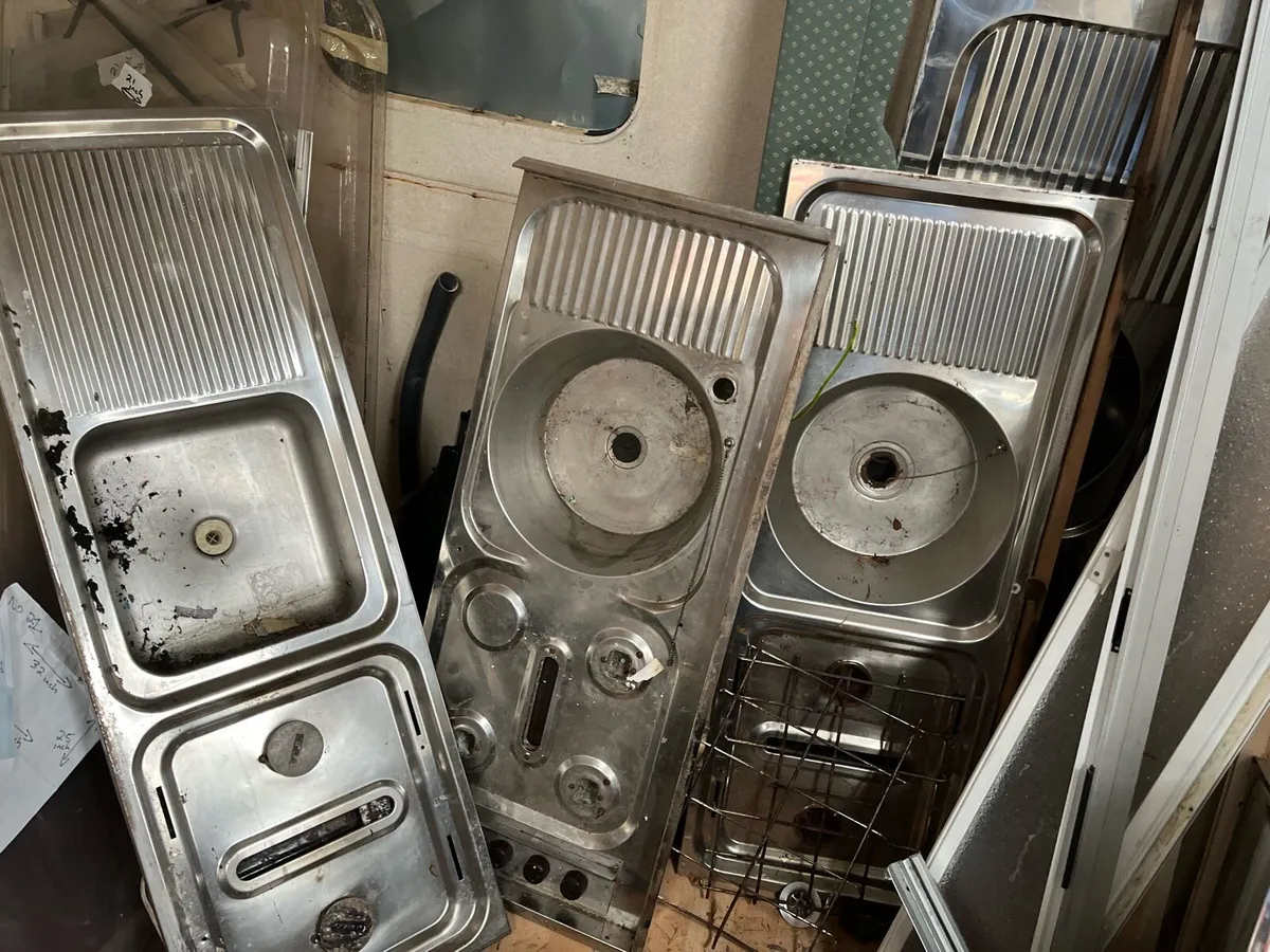 Caravan parts and windows - Image 2