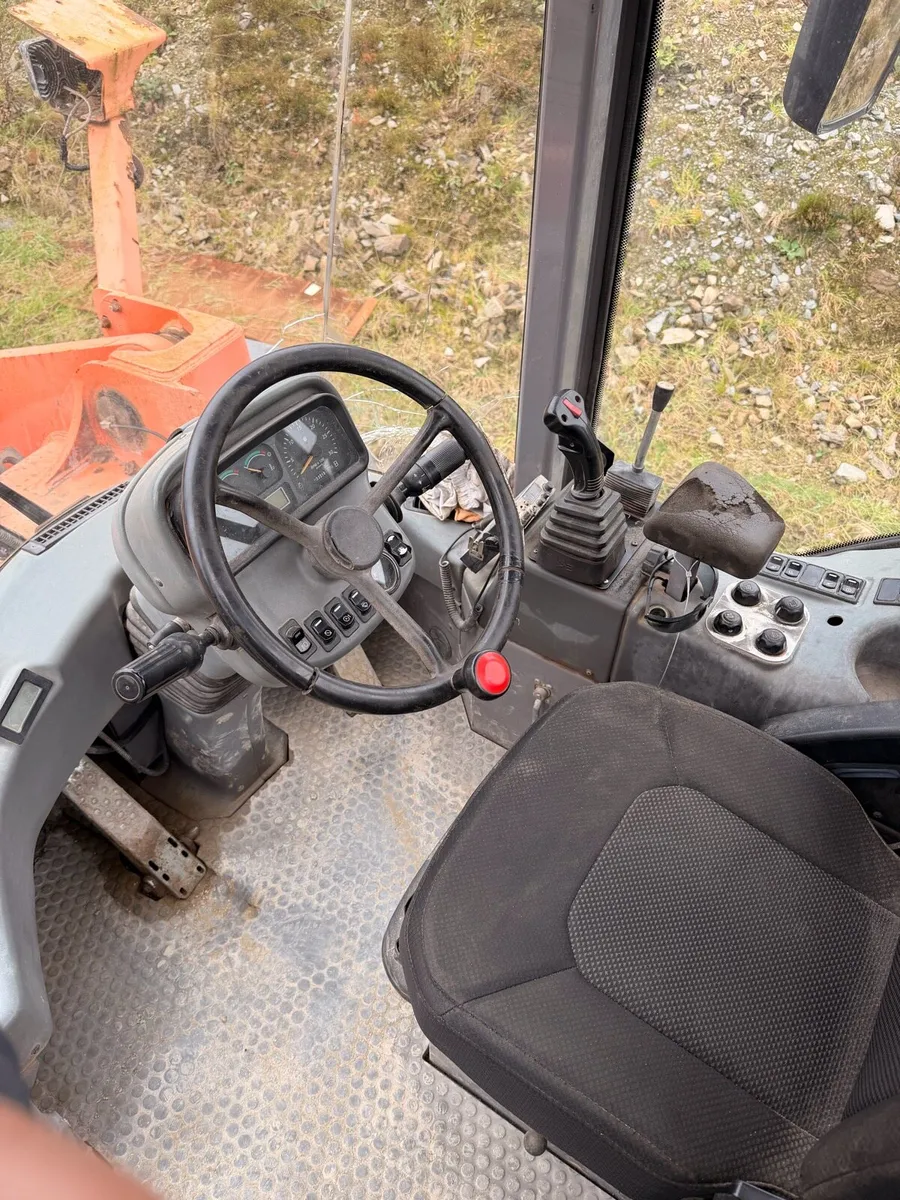 Hitachi loading shovel - Image 2