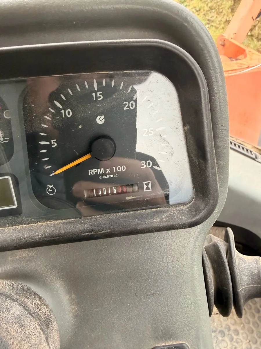 Hitachi loading shovel - Image 3