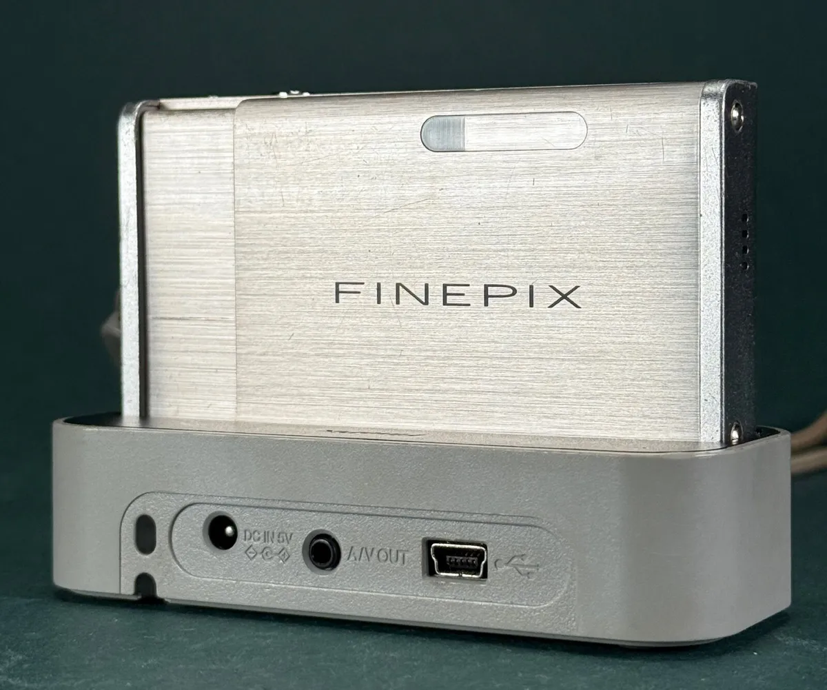 Fujifilm FinePix Z2 digital camera - Image 2