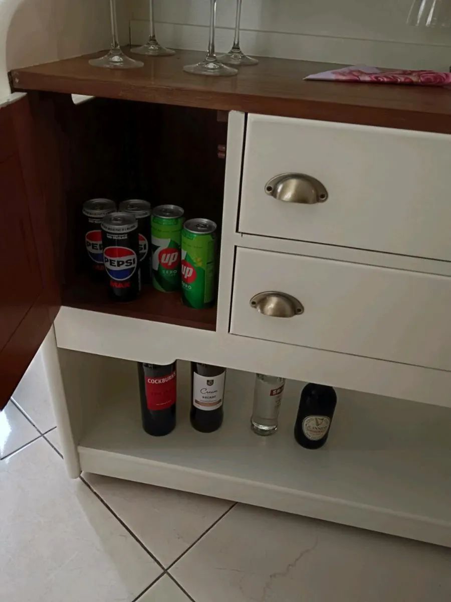 Drinks coffee - Image 3