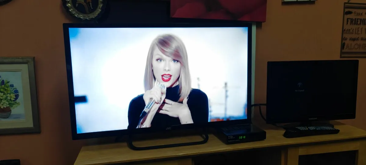 Smart Tv  Almost New - Image 2