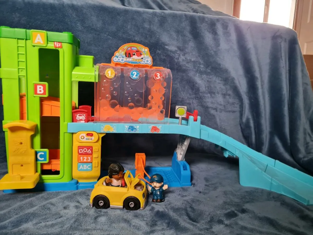Fisher-Price Little People Light-Up Learning Garag