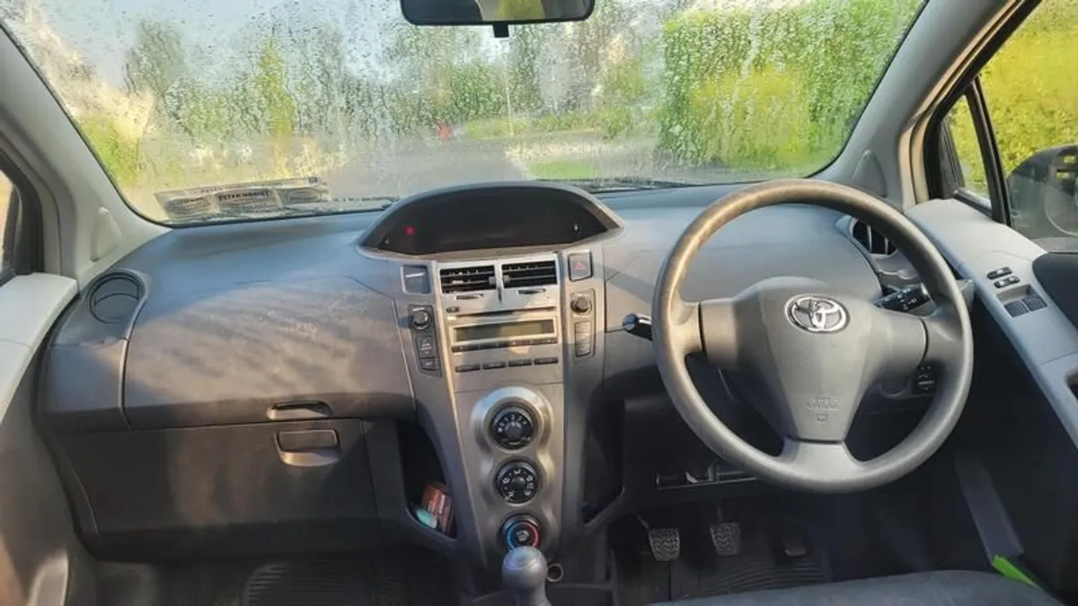 2011 Toyota Yaris - Image 4