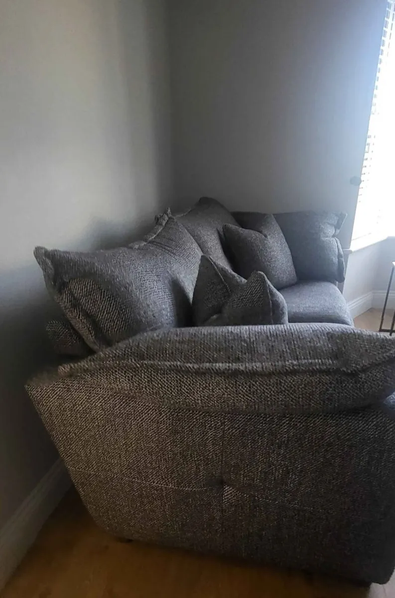 2x sofas for sale - Image 2