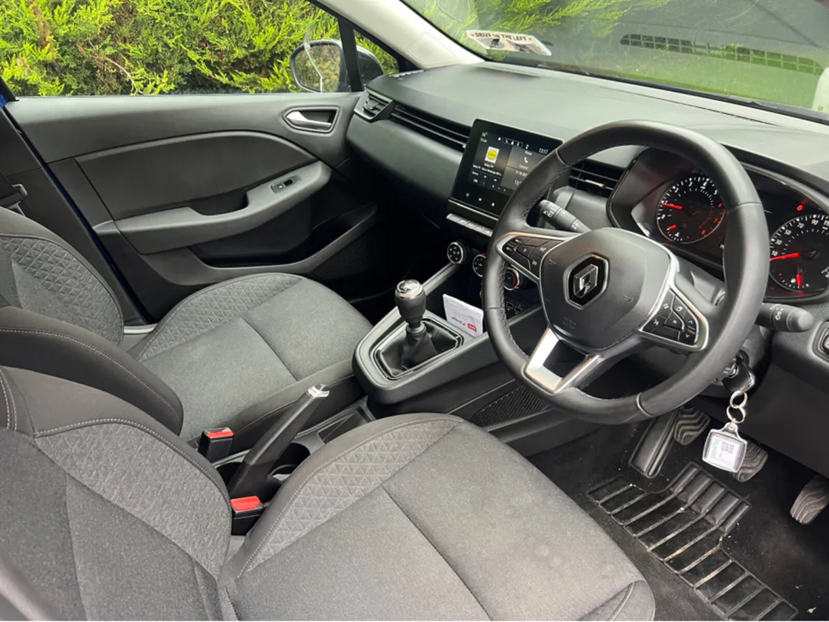 Renault Clio 2023 EQUILIBRE  1.0 TCE 90BHP MANUAL - Image 2