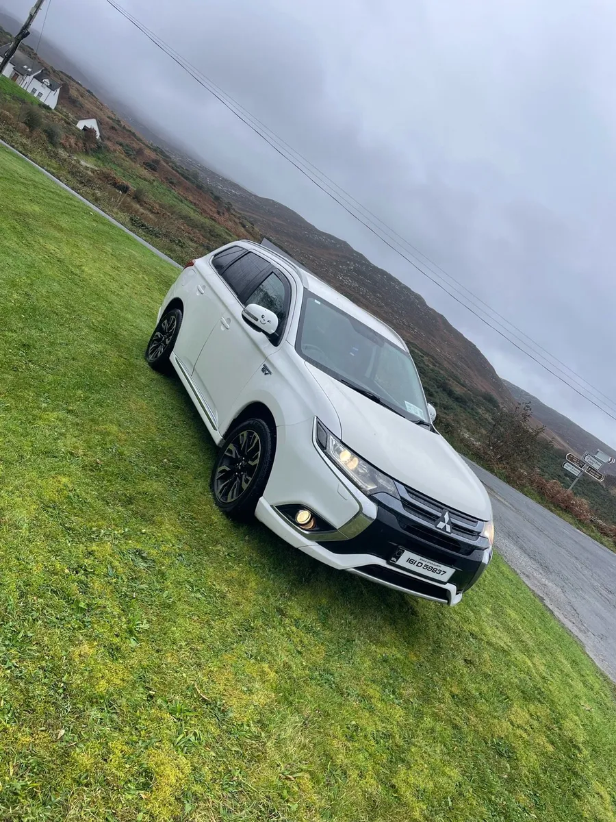 Mitsubishi Outlander Hybrid PHEV 4X4 - Image 1