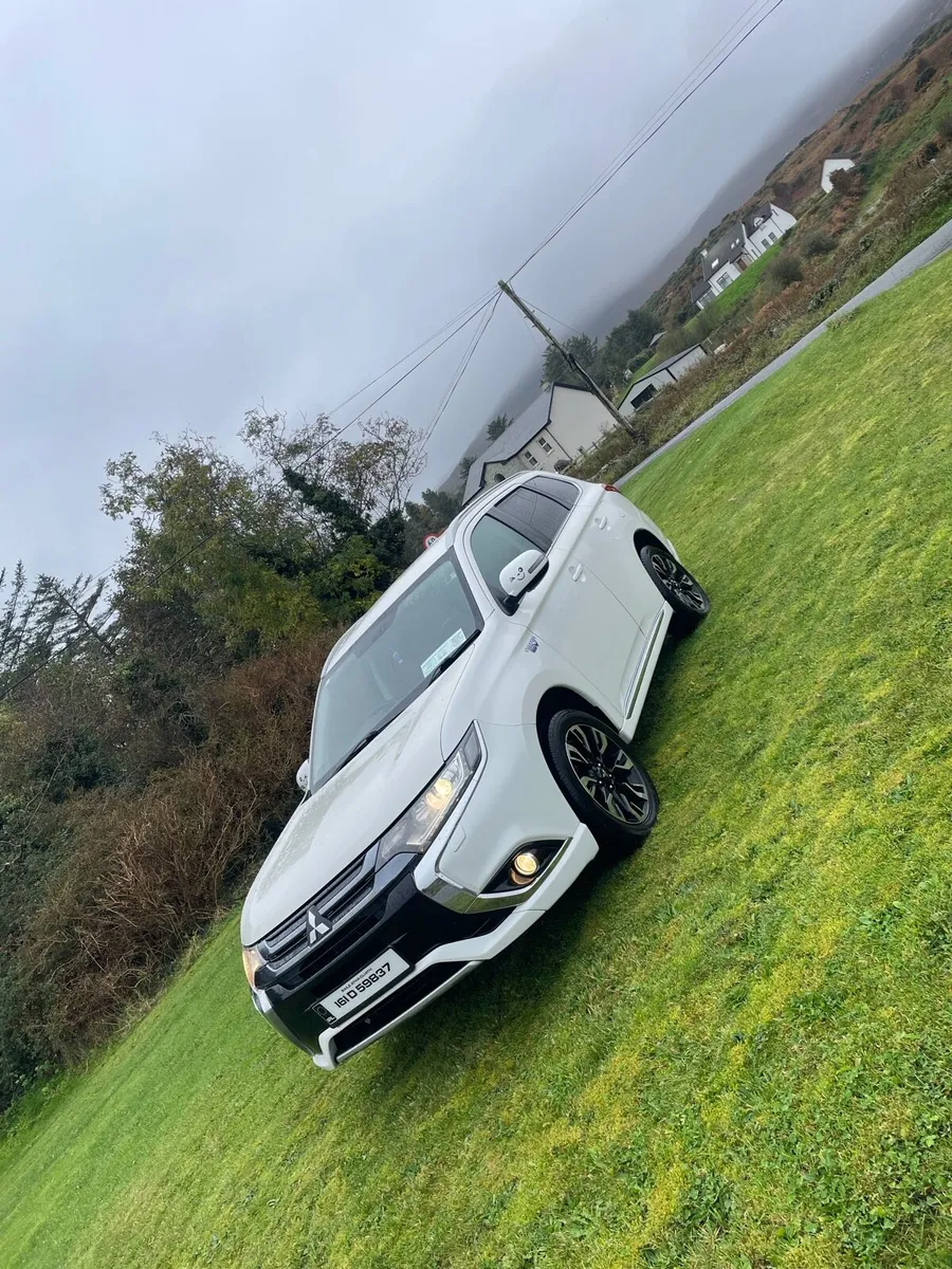 Mitsubishi Outlander Hybrid PHEV 4X4 - Image 2