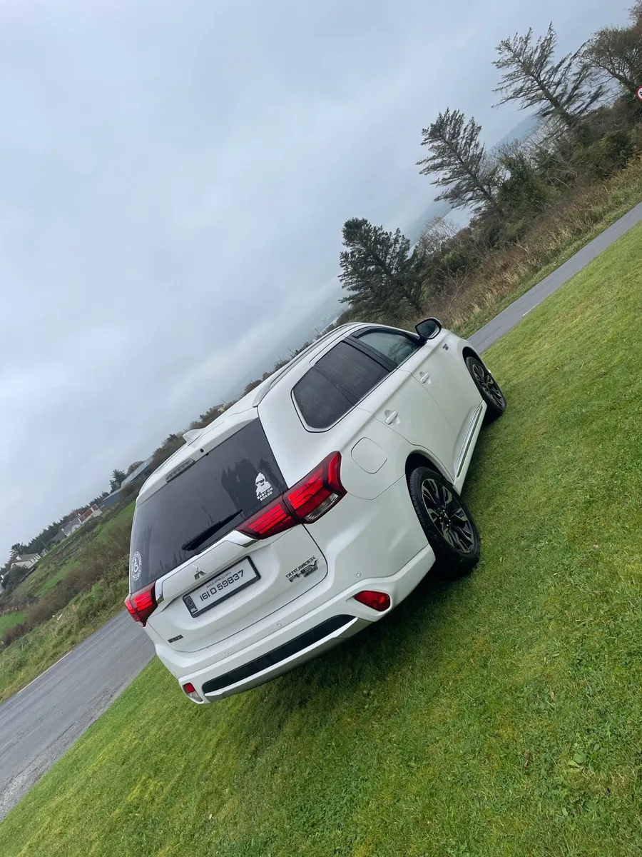 Mitsubishi Outlander Hybrid PHEV 4X4 - Image 3