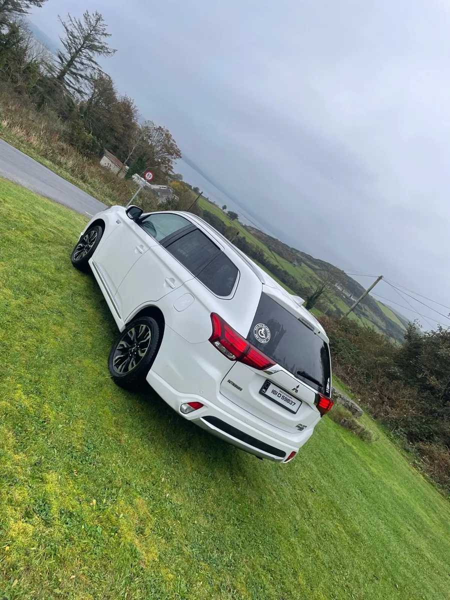 Mitsubishi Outlander Hybrid PHEV 4X4 - Image 4