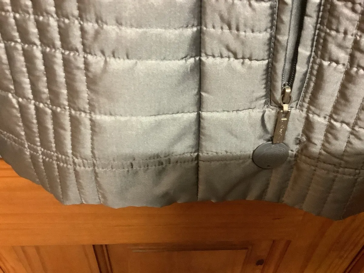 Sleeveless jacket size 18 - Image 3
