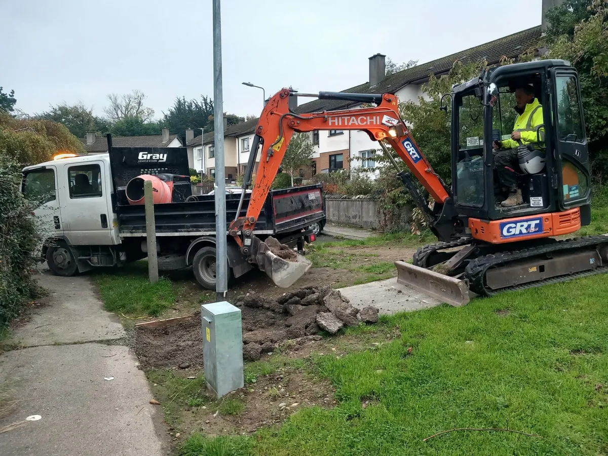 Digger/tipper hire - Image 1