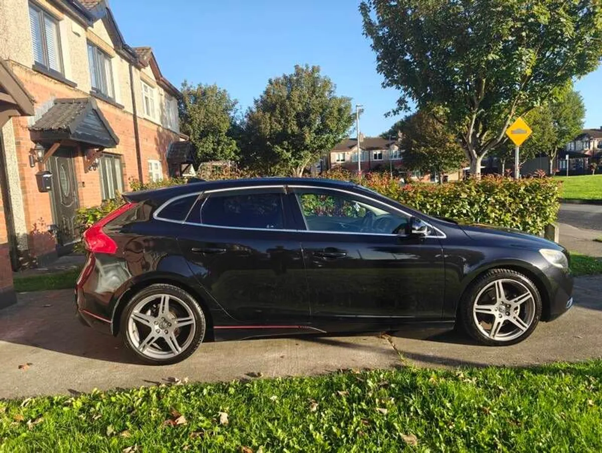 2014 Volvo V40- T4 - Image 3