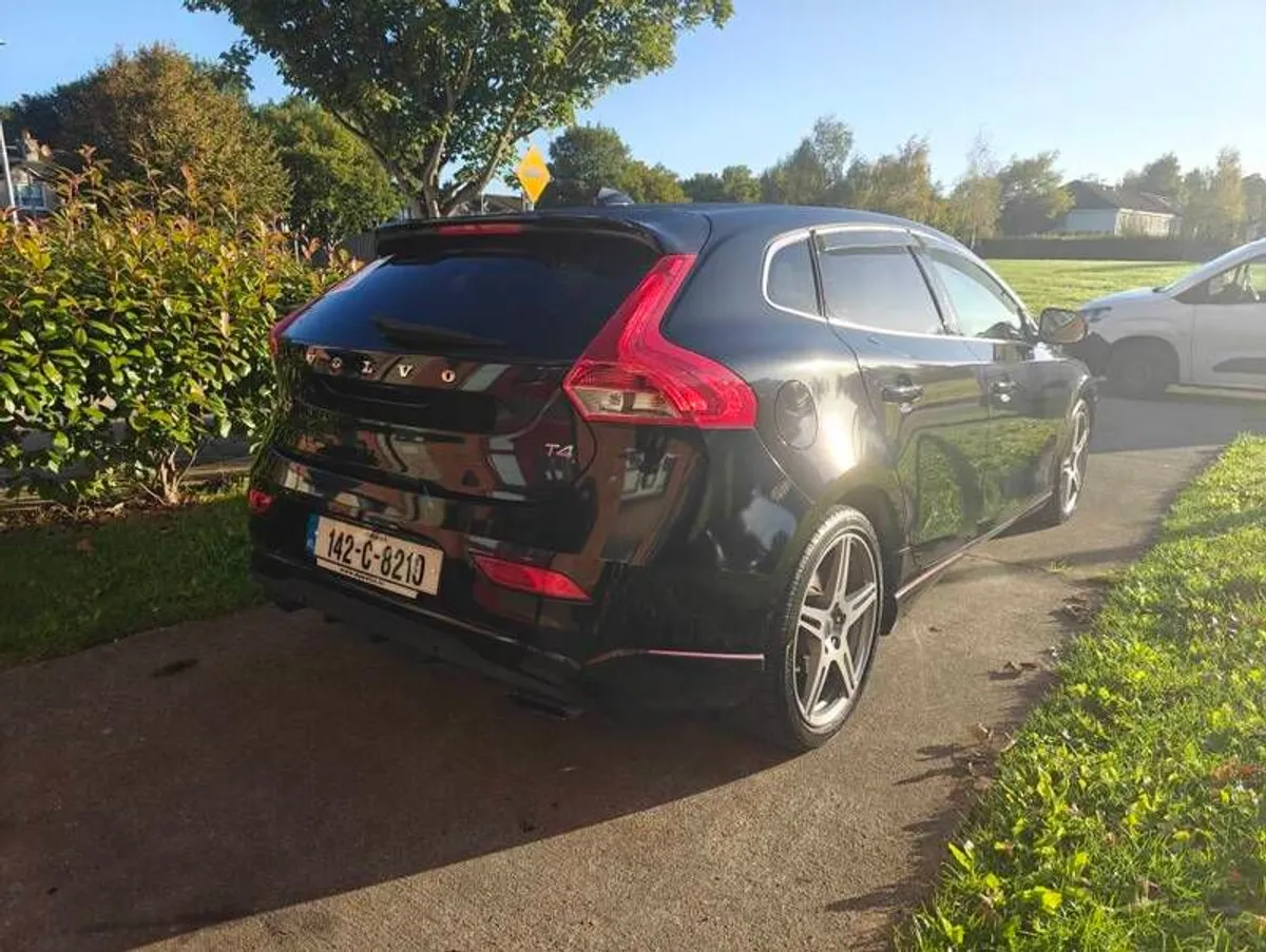 2014 Volvo V40- T4 - Image 4