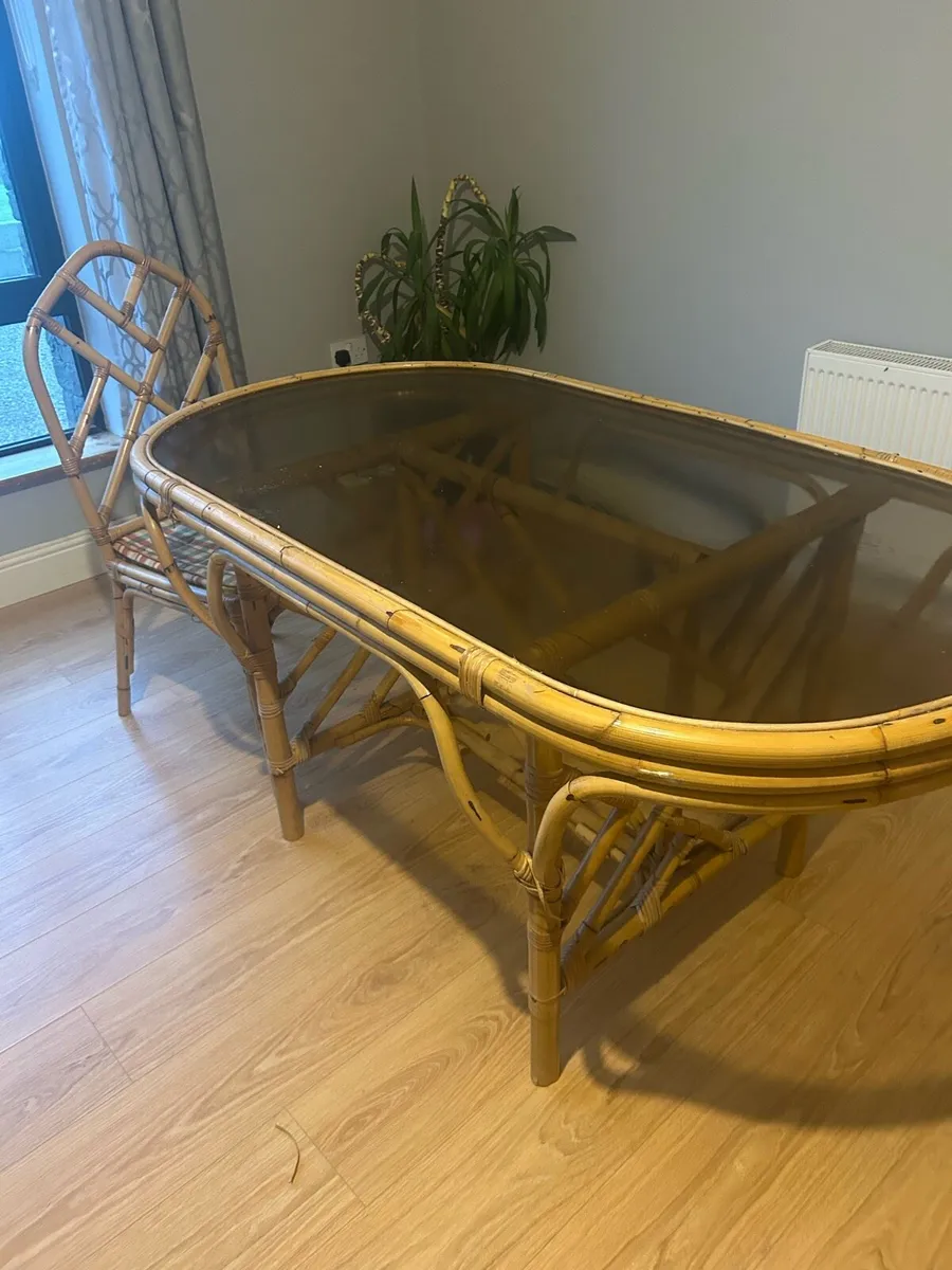 Table and 4 chairs - Image 1