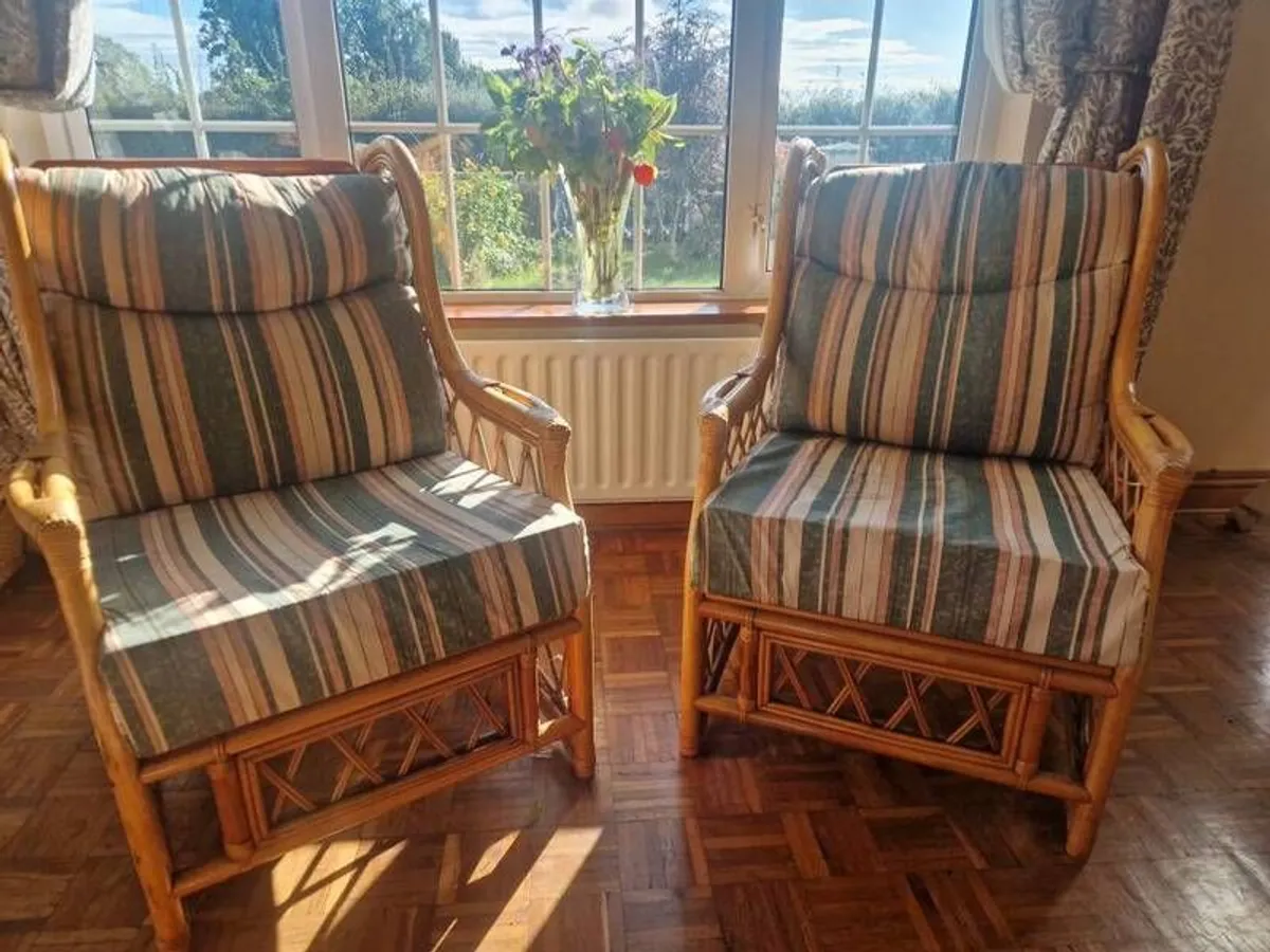 wicker armchair and table - Image 1