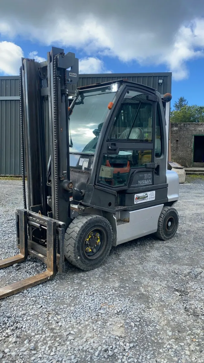 Nissan forklift - Image 1